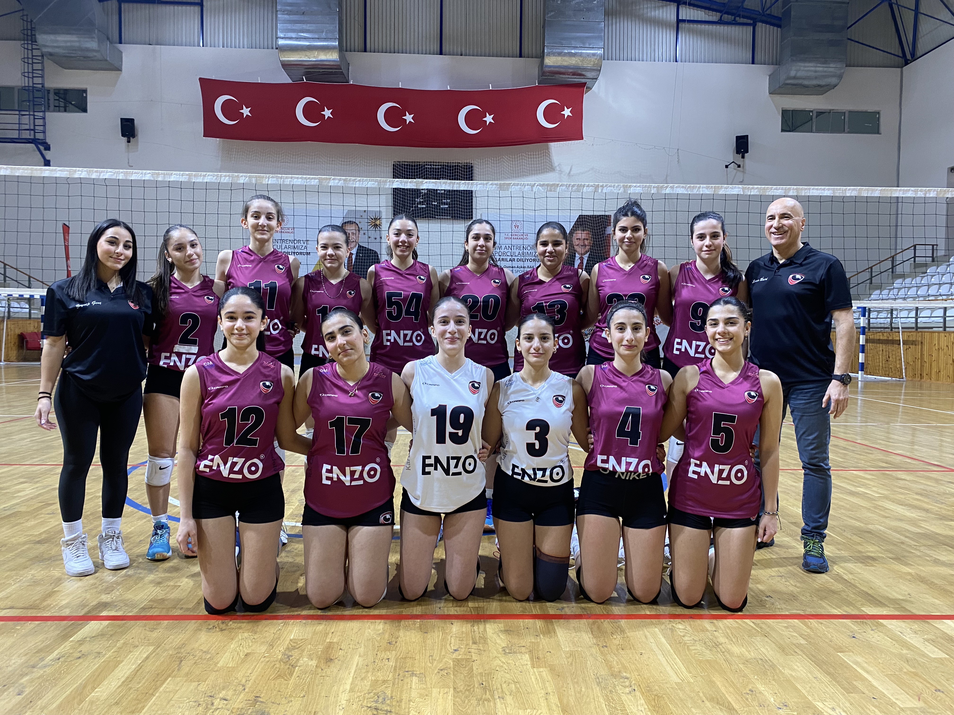 KÜÇÜK KIZLARDAN PLATİNYUM GALİBİYET
